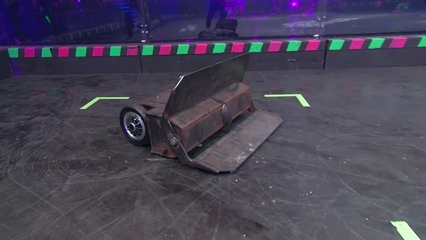 В Москве создали робота-сороку с пилой в клюве